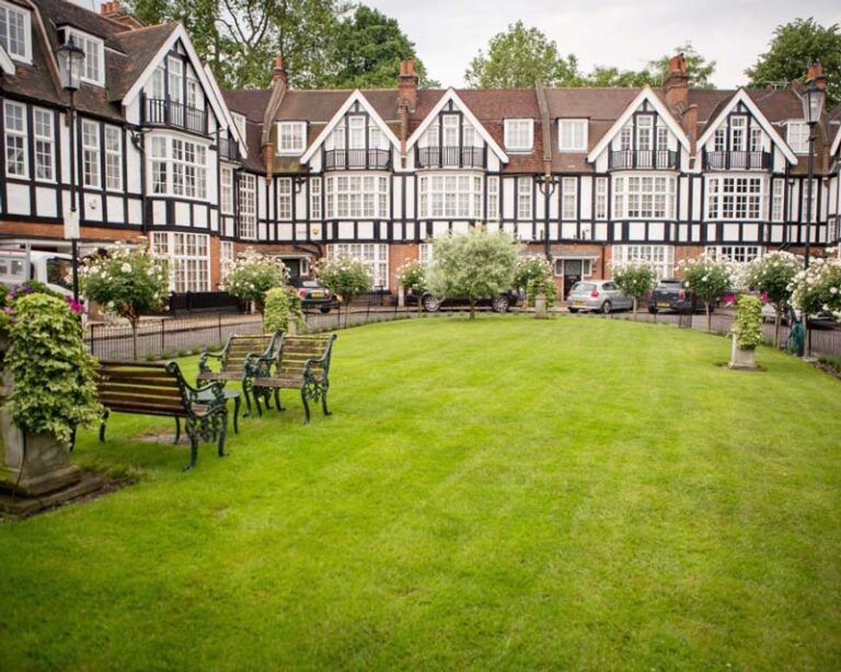 Queens Elm Square​